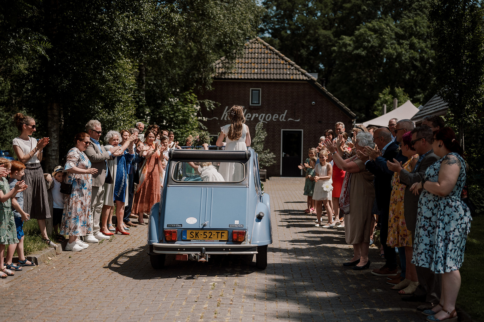 Koen & Lisette trouwgast-trouwen-buitentrouwen-boomgaard-buiten-bos_lucht-tent