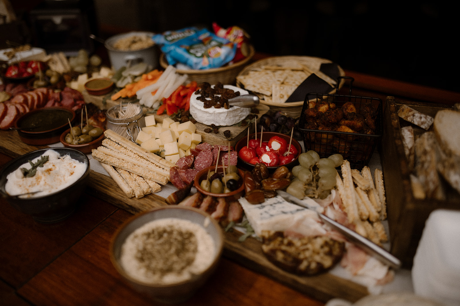 trouwen_locatie voorbeeldbruiloft_trouwen_bos_buiten_borrel_spelletjes_hoevekindergoed_diner